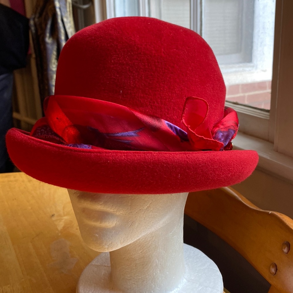 Eric Javits red bell style hat pre-owned condition